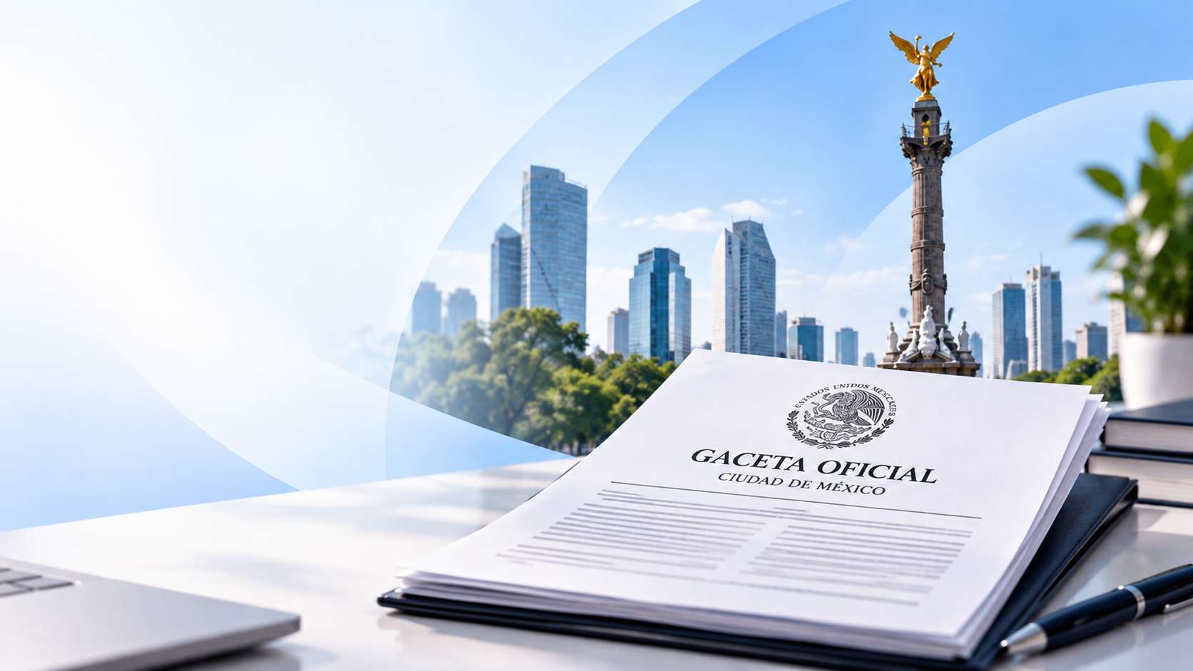 Gaceta Oficial de la Ciudad de México sobre un escritorio, con el Ángel de la Independencia y los edificios de la ciudad al fondo